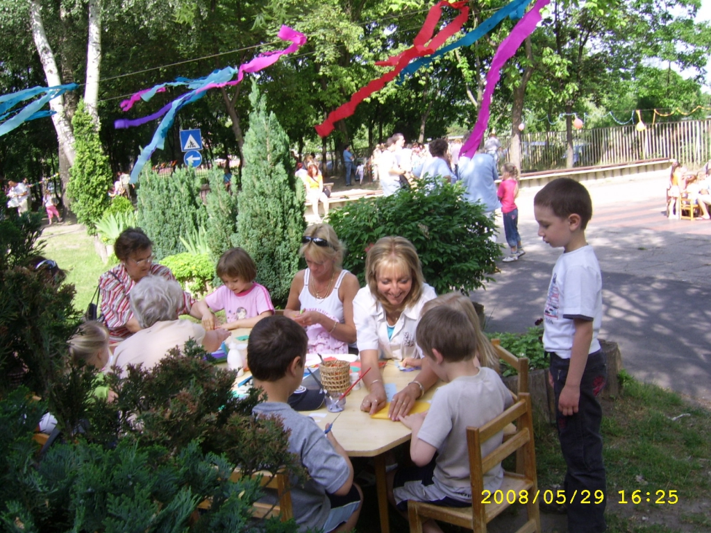 Kinti kézműves foglalkozás asztalnál